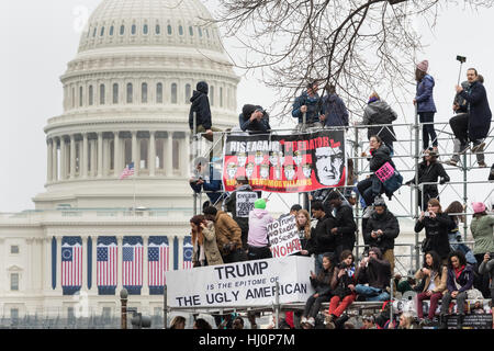 Washington, USA. 21. Jan 2017.Demonstrators klettern Gerüst übrig von der Einweihung vor dem US Capitol während der Frauen März auf Washington aus Protest zu Präsident Donald Trump in Washington, DC. Mehr als 500.000 Menschen vollgestopft der National Mall in einer friedlichen und Festival Kundgebung in einer Zurechtweisung des neuen Präsidenten. Bildnachweis: Planetpix/Alamy Live-Nachrichten Stockfoto