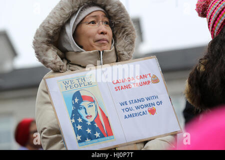 Kingston, Kanada. 21. Januar 2017. Eine Frau hält ein Schild während der Frauen Marsches in Kingston. Der Marsch ist in Unterstützung mit der Frauen März in Washington, D.C. Credit: Lars Hagberg/Alamy Live News Stockfoto
