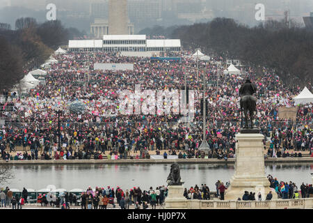 Washington, USA. 21. Jan 2017.Hundreds von Tausenden von Demonstranten versammeln sich auf der National Mall während der Frauen Marsch auf Washington aus Protest, Präsident Donald Trump in Washington, DC. Mehr als 500.000 Menschen vollgestopft der National Mall in einer friedlichen und Festival Kundgebung in einer Zurechtweisung des neuen Präsidenten. Bildnachweis: Planetpix/Alamy Live-Nachrichten Stockfoto