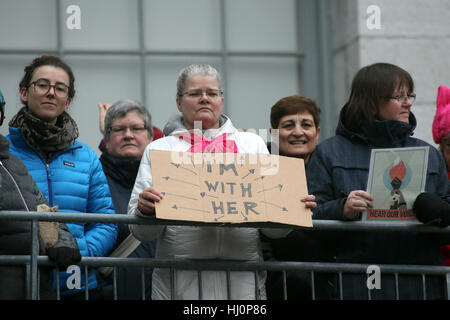 Kingston, Kanada. 21. Januar 2017. Menschen Sie protestieren und Schilder hochhalten Sie, während der Frauen Marsches in Kingston. Der Marsch ist in Unterstützung mit der Frauen März in Washington, D.C. Credit: Lars Hagberg/Alamy Live News Stockfoto