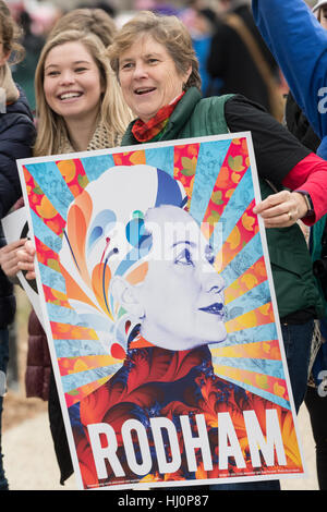 Washington, USA. 21. Jan, 2017.Demonstrators halten, Hillary Rodham Clinton Zeichen während der Frauen Marsch auf Washington aus Protest um Präsident Donald Trump in Washington, DC. Mehr als 500.000 Menschen vollgestopft der National Mall in einer friedlichen und Festival Kundgebung in einer Zurechtweisung des neuen Präsidenten. Bildnachweis: Planetpix/Alamy Live-Nachrichten Stockfoto