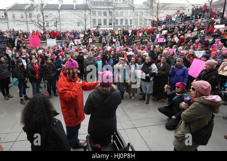 Kingston, Kanada. 21. Januar 2017. Menschen Sie protestieren und Schilder hochhalten Sie, während der Frauen Marsches in Kingston. Der Marsch ist in Unterstützung mit der Frauen März in Washington, D.C. Credit: Lars Hagberg/Alamy Live News Stockfoto