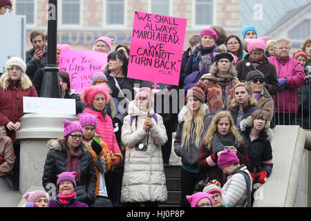 Kingston, Kanada. 21. Januar 2017. Menschen Sie protestieren und Schilder hochhalten Sie, während der Frauen Marsches in Kingston. Der Marsch ist in Unterstützung mit der Frauen März in Washington, D.C. Credit: Lars Hagberg/Alamy Live News Stockfoto