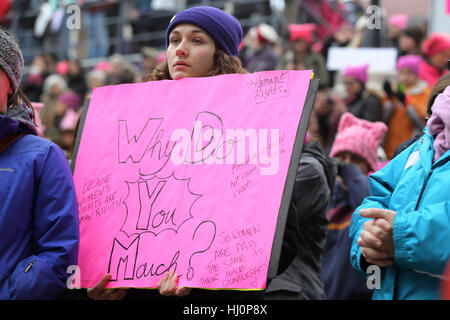 Kingston, Kanada. 21. Januar 2017. Menschen Sie protestieren und Schilder hochhalten Sie, während der Frauen Marsches in Kingston. Der Marsch ist in Unterstützung mit der Frauen März in Washington, D.C.  Bildnachweis: Lars Hagberg/Alamy Live-Nachrichten Stockfoto