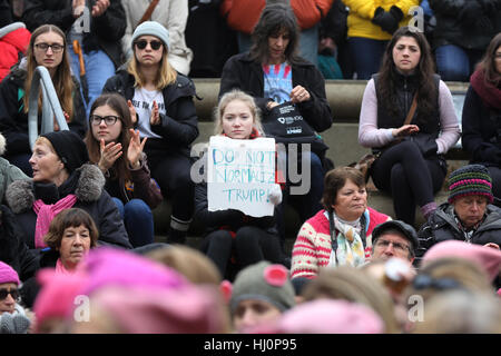 Kingston, Kanada. 21. Januar 2017. Menschen Sie protestieren und Schilder hochhalten Sie, während der Frauen Marsches in Kingston. Der Marsch ist in Unterstützung mit der Frauen März in Washington, D.C. Lars Hagberg/Alamy Live News Stockfoto