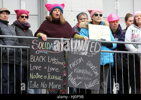 Kingston, Kanada. 21. Januar 2017. Menschen Sie protestieren und Schilder hochhalten Sie, während der Frauen Marsches in Kingston. Der Marsch ist in Unterstützung mit der Frauen März in Washington, D.C. Credit: Lars Hagberg/Alamy Live News Stockfoto