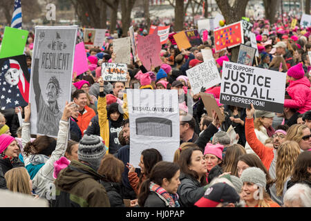 Washington, USA. 21. Jan, meldet 2017.Demonstrators Welle während der Frauen Marsch auf Washington bei Protest gegen Präsident Donald Trump in Washington, DC. Mehr als 500.000 Menschen vollgestopft der National Mall in einer friedlichen und Festival Kundgebung in einer Zurechtweisung des neuen Präsidenten. Bildnachweis: Planetpix/Alamy Live-Nachrichten Stockfoto