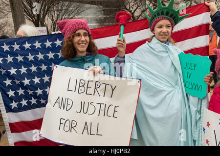 Washington, USA. 21. Jan 2017.Demonstrators rally während der Frauen Marsch auf Washington im Protest gegen Präsident Donald Trump in Washington, DC. Mehr als 500.000 Menschen vollgestopft der National Mall in einer friedlichen und Festival Kundgebung in einer Zurechtweisung des neuen Präsidenten. Bildnachweis: Planetpix/Alamy Live-Nachrichten Stockfoto