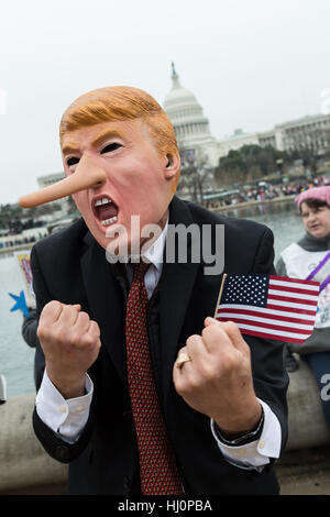 Washington, USA. 21. Jan, 2017.A Demonstrator in einem Donald Trump Kostüm während der Frauen Marsch auf Washington, DC Washingtonin. Mehr als 500.000 Menschen vollgestopft der National Mall in einer friedlichen und Festival Kundgebung in einer Zurechtweisung des neuen Präsidenten. Bildnachweis: Planetpix/Alamy Live-Nachrichten Stockfoto