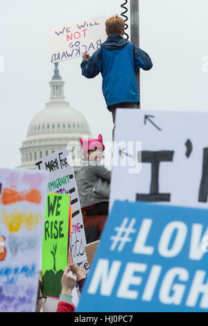 Washington, USA. 21. Jan klettert 2017.Young Kinder Gerüste links über von der Einweihung vor dem US Capitol während der Frauen Marsch auf Washington aus Protest zu Präsident Donald Trump in Washington, DC. Mehr als 500.000 Menschen vollgestopft der National Mall in einer friedlichen und Festival Kundgebung in einer Zurechtweisung des neuen Präsidenten. Bildnachweis: Planetpix/Alamy Live-Nachrichten Stockfoto