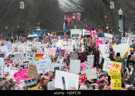 Washington, USA. 21. Jan, meldet 2017.Demonstrators Welle während der Frauen Marsch auf Washington bei Protest gegen Präsident Donald Trump in Washington, DC. Mehr als 500.000 Menschen vollgestopft der National Mall in einer friedlichen und Festival Kundgebung in einer Zurechtweisung des neuen Präsidenten. Bildnachweis: Planetpix/Alamy Live-Nachrichten Stockfoto