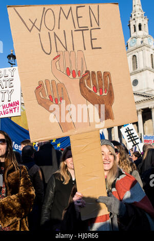 London, UK - 21. Januar 2017. Junge Frau Holding feministische Zeichen Frau zu vereinen. Tausende von Demonstranten versammelten sich am Trafalgar Square, Frauen Demonstration gegen Donald Trump für Menschenrechte und Gleichberechtigung zu besuchen. Stockfoto