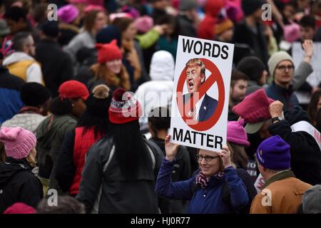 Washington, USA. 21. Januar 2017. Mitmachen in der Frauen März protestieren Trumps Präsidentschaft nach der Amtseinführung von US-Präsident Donald Trump, in Washington, DC, USA. Etwa eine halbe million Menschen zeigte sich für Frauen März in der Hauptstadt des Landes am Samstag gegen den neuen US-Präsidenten. Bildnachweis: Yin Bogu/Xinhua/Alamy Live-Nachrichten Stockfoto