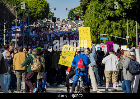 Los Angeles, Kalifornien, USA. 21. Januar 2017. Los Angeles, USA. 21. Januar 2017. Special Event Frauen März und Demonstranten in Los Angeles, Kalifornien. Bildnachweis: Chon Kit Leong/Alamy Live News Bildnachweis: Chon Kit Leong/Alamy Live-Nachrichten Stockfoto