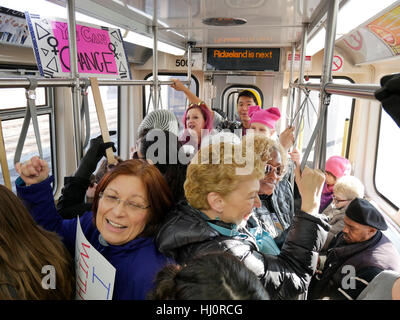 Oak Park, Illinois, USA. 21. Januar 2017. Ein grüne Linie CTA Rapid Transitzug ist, aus Protest gegen Donald Trump 45. Präsident der Vereinigten Staaten zu marschieren mit Frauen und Männern in die Innenstadt von Chicago heute Reisen gefüllt. Bildnachweis: Todd Bannor/Alamy Live-Nachrichten Stockfoto