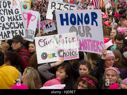Washington DC, USA. 21. Januar 2017. Die Leute an der Millionen Frau März einen Tag nach dem Trump Amtseinführung in Washington Dc. schätzungsweise eine halbe Million Menschen auf den Straßen von Washington für einen Samstag Kundgebung gegen Präsident trump verpackt, mit den zornigen Wahlbeteiligung verdoppelt, nach seiner Amtseinführung. Credit: pixelpro/alamy leben Nachrichten Stockfoto