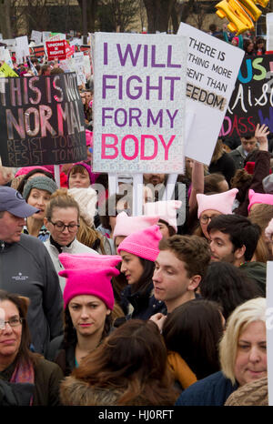 Washington DC, USA. 21. Januar 2017. Die Leute an der Millionen Frau März einen Tag nach dem Trump Amtseinführung in Washington Dc. schätzungsweise eine halbe Million Menschen auf den Straßen von Washington für einen Samstag Kundgebung gegen Präsident trump verpackt, mit den zornigen Wahlbeteiligung verdoppelt, nach seiner Amtseinführung. Credit: pixelpro/alamy leben Nachrichten Stockfoto