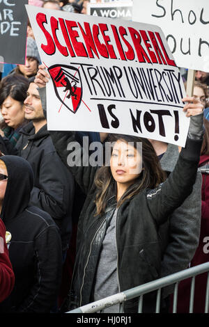 New York, NY, USA. 21. Januar 2017. Frauen Marsch auf NYC.  Eine Frau trägt eine Zeichen Lesung "Wissenschaft ist real. Trump University ist nicht! "während des Marsches. Bildnachweis: Matthew Cherchio/Alamy Live-Nachrichten Stockfoto