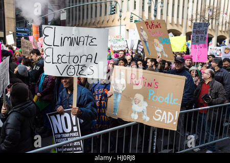 New York, NY, USA. 21. Januar 2017. Frauen Marsch auf NYC.  Demonstranten tragen spöttische Zeichen während des Marsches. Bildnachweis: Matthew Cherchio/Alamy Live-Nachrichten Stockfoto