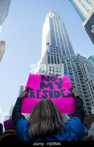 New York, NY, USA. 21. Januar 2017. Frauen Marsch auf NYC.  Ein Demonstrant trägt ein Schild mit der Aufschrift "Nicht mein Präsident" im Schatten des Chrysler Building. Bildnachweis: Matthew Cherchio/Alamy Live-Nachrichten Stockfoto