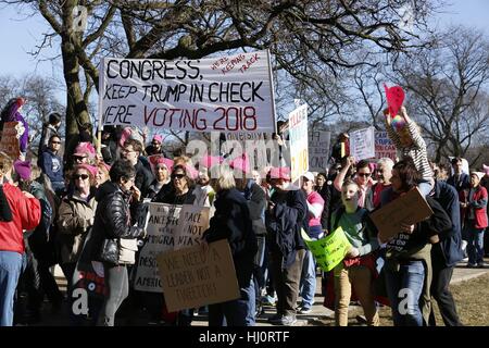 Chicago, USA. 21. Januar 2017. Menschen beteiligen sich die Frauen März gegen US-Präsident Donald Trump in Chicago, USA am 21. Januar 2017 zu protestieren. Rund 250.000 Menschen Frauen März in Chicago am Samstag nach Angaben der Organisatoren angeschlossen. Bildnachweis: Wang Ping/Xinhua/Alamy Live-Nachrichten Stockfoto