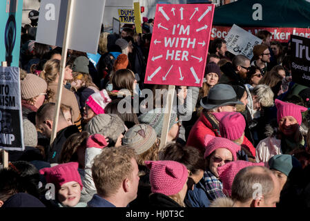 Solidarität mit Frauen weltweit, aber vor allem zwischen London Portestors durch rosa Zeichen ausgedrückt wird und Katze Schmuckschildkröte Hüte auf dem Damen-Marsch auf London am 21. Januar 2017. Stockfoto