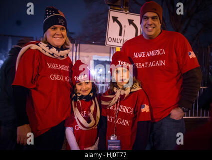 Trump Anhänger beobachten Eröffnungs-Parade auf CNN Live Feed beim Warten auf das präsidiale Autokolonne durch zu führen. Jan 20. 2016. Washington DC. Stockfoto