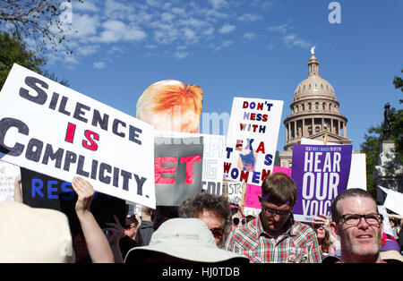 Austin, Texas, USA. 21. Januar 2017. Demonstranten in Austin (Texas) Frauen Marsch zur Unterstützung der Frauen und damit verbundene politische Themen zu beteiligen. Als einer der vielen Demonstrationen in den Städten in den Vereinigten Staaten nutzten viele Menschen die Gelegenheit, Stimme gegen Donald Trump, einen Tag früher als Präsident der Vereinigten Staaten eröffnet. Bildnachweis: Michael Silber/Alamy Live-Nachrichten Stockfoto