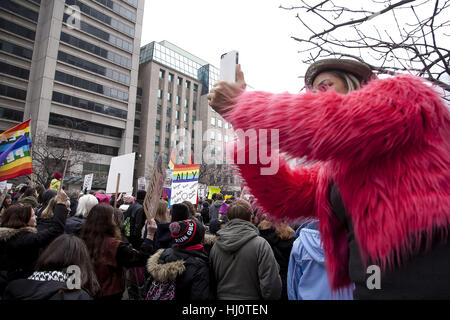 Toronto, Ontario, Kanada. 21. Januar 2017. Mehr als 11.000 Tausend Menschen versammeln sich am Queen es Park in Toronto für die Womans März endet die Demonstration am Rathaus. Bildnachweis: Joao De Franco/ZUMA Draht/Alamy Live-Nachrichten Stockfoto