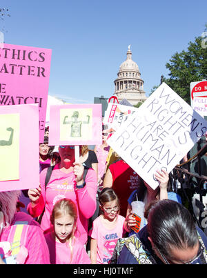 Austin, Texas, USA. 21. Januar 2017. Demonstranten in Austin (Texas) Frauen Marsch zur Unterstützung der Frauen und damit verbundene politische Themen zu beteiligen. Als einer der vielen Demonstrationen in den Städten in den Vereinigten Staaten nutzten viele Menschen die Gelegenheit, Stimme gegen Donald Trump, einen Tag früher als Präsident der Vereinigten Staaten eröffnet. Bildnachweis: Michael Silber/Alamy Live-Nachrichten Stockfoto