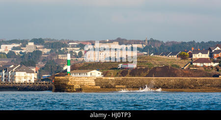 Aberystwyth, Ceredigion, Wales, UK. 21. Januar 2017 UK Wetter: Menschen ruhige Wetter zu genießen, wenn die Sonne in Aberystwyth, nach einem klaren sonnigen Tag untergeht. © Ian Jones/Alamy Live-Nachrichten Stockfoto