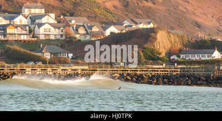 Aberystwyth, Ceredigion, Wales, UK. 21. Januar 2017 UK Wetter: Menschen ruhige Wetter zu genießen, wenn die Sonne in Aberystwyth, nach einem klaren sonnigen Tag untergeht. © Ian Jones/Alamy Live-Nachrichten Stockfoto