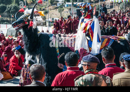 Tänzer für den Besuch 17. Karmapa Lama in Tawang nahe der indisch-tibetischen Grenze, Arunachal Pradesh, Nordost-Indien Stockfoto