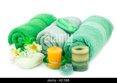 Wellness set mit Handtücher, Seifen, Kerzen und Blumen isoliert auf weißem Hintergrund. Stockfoto