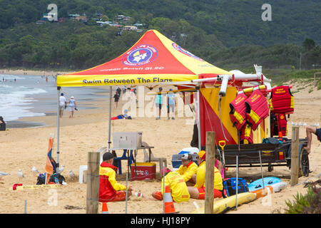 Rettungsschwimmer von Surf Rescue Volunteer an einem Strand in Sydney in Australien Stockfoto