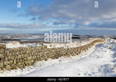 Der Hadrianswall an einem verschneiten, Wintertag - Blick nach Osten von Hotbank Klippen, gegenüber Cuddy, Housesteads und Sewingshields Klippen Stockfoto