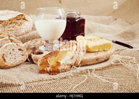 Frühstück mit Butter und Honig auf das Leinentuch Stockfoto