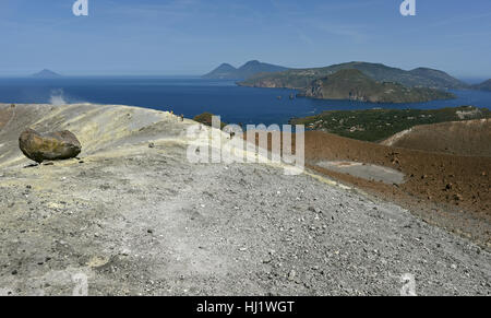 Blick von der Gran Cratere auf Vulcano von mehreren anderen Äolischen Inseln, einschließlich Lipari, Salina und Filicudi Stockfoto