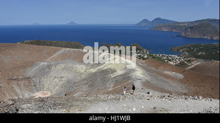 Blick von der Gran Cratere auf Vulcano von mehreren anderen Äolischen Inseln, einschließlich Lipari, Salina und Filicudi Stockfoto