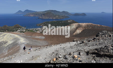 Blick von der Gran Cratere auf Vulcano von mehreren anderen Äolischen Inseln, einschließlich Lipari, Salina und Panarea Stockfoto