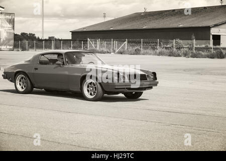 Kotka, Finnland - 16. Juli 2016: Rote 1976 Chevrolet Camaro Sport geht hinunter die Straße, monochrome getönten Foto, Retro-Stil Stockfoto