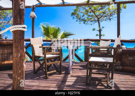 Balkon zur Meerseite mit Holzmöbeln, beliebten touristischen Resort Insel Zakynthos, Griechenland Stockfoto