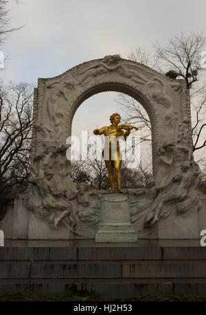Wien, Österreich - 1. Januar 2016: Strauss Komponist gold-Statue im Stadtpark in Wien in der Winterzeit, niemand um ihn herum Stockfoto