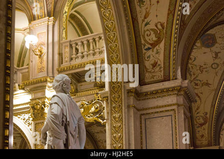 Wien, Österreich - 2. Januar 2016: Interieurs der Wiener Staatsoper, mit einer klassischen Skulptur im Vordergrund Stockfoto