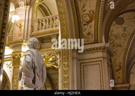 Wien, Österreich - 2. Januar 2016: Interieurs der Wiener Staatsoper, mit einer klassischen Skulptur im Vordergrund Stockfoto
