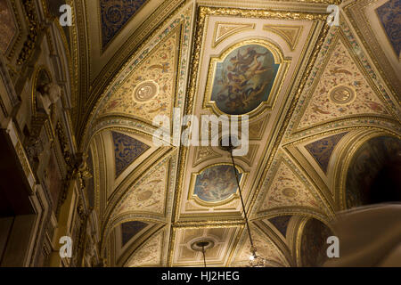 Wien, Österreich - 2. Januar 2016: Detail der Wiener Oper Haus Zier Decke mit Fresken und Gold-Dekorationen Stockfoto