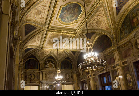 Wien, Österreich - 2. Januar 2016: Detail der Wiener Oper Haus Zier Decke mit Fresken und Gold-Dekorationen Stockfoto