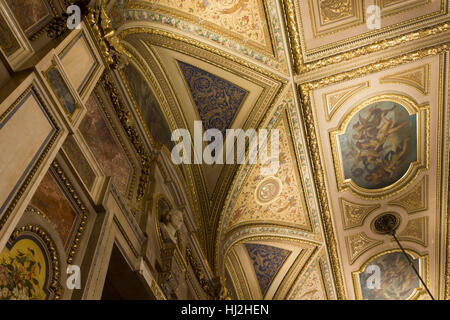 Wien, Österreich - 2. Januar 2016: Detail der Wiener Oper Haus Zier Decke mit Fresken und Gold-Dekorationen Stockfoto