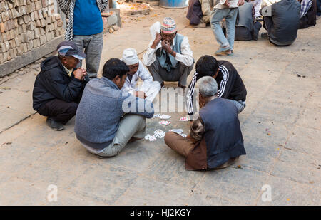 BHAKTAPUR, NEPAL - 15. November 2016: Die Einheimischen sind Spielkarten in der Straße, Bhaktapur, Nepal Stockfoto