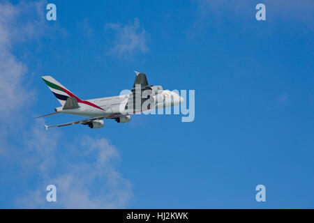 A380-Flugzeuge fliegen in den Himmel nach dem Start. Stockfoto